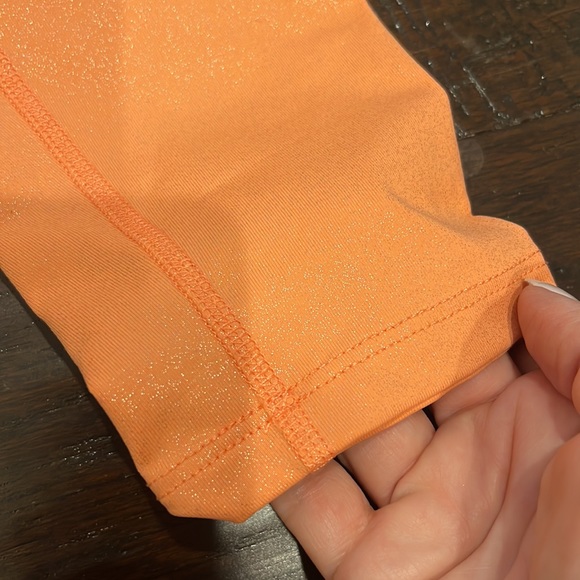 Beyond Yoga 2 piece cropped legging/sports bra in dk peach shimmer 🍑 - Picture 2 of 7